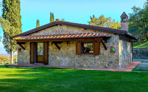 Villa la Guardiola: Wood, Cottage, House, Roof, Home, Door, Land Lot, Farmhouse, Garden, Estate