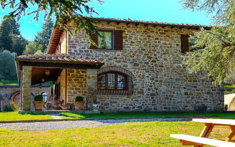 Villa la Guardiola: Cottage, Farmhouse, Estate, Garden, Lawn, Brick, Backyard, Hacienda