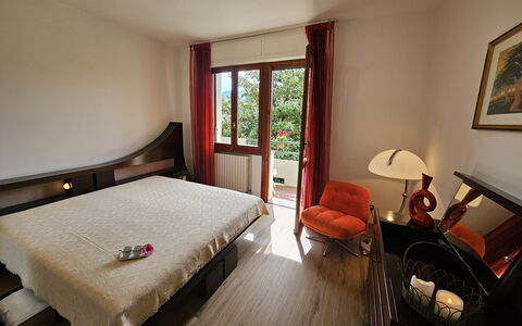 Alle Gardenie: Furniture, Interior Design, Flooring, Floor, Wood, Bedroom, Room, Bed, Bed Sheet, Lighting