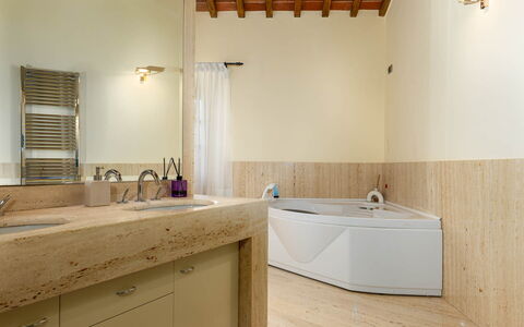 Podere Il Pozzangone, Lucignano: Flooring, Plumbing Fixture, Wall, Interior Design, Floor, Bathroom, Wood, Bathtub, Sink, Tap
