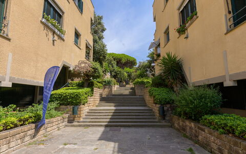 Al Porto: Daytime, Wall, Building, Apartment, Residential Area, Neighbourhood, Architecture, Urban Design, Human Settlement