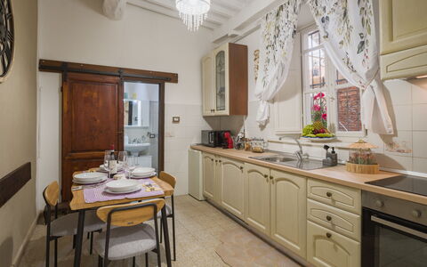 Nido nel Centro: Furniture, Interior Design, Flooring, Wood, Cabinetry, Ceiling, Countertop, Kitchen, Floor, Room