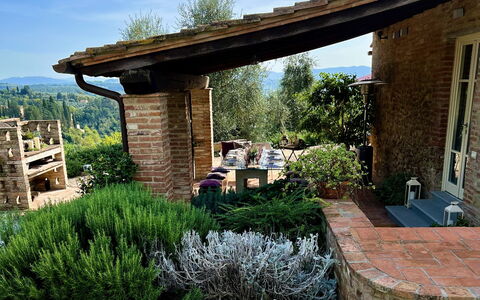 Villa Larino: Shrub, Garden, Brick, Groundcover, Landscaping, Backyard, Flagstone, Flowerpot, Yard