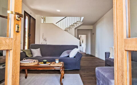Le 3 Viste: Furniture, Interior Design, Flooring, Couch, Floor, Wall, Wood, Living Room, Room, Ceiling