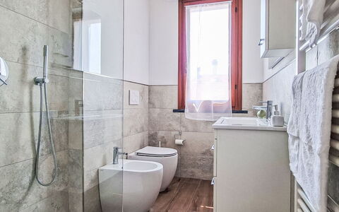 Le 3 Viste: Flooring, Toilet Seat, Plumbing Fixture, Floor, Toilet, Bathroom, Interior Design, Sink, Tap, Plumbing