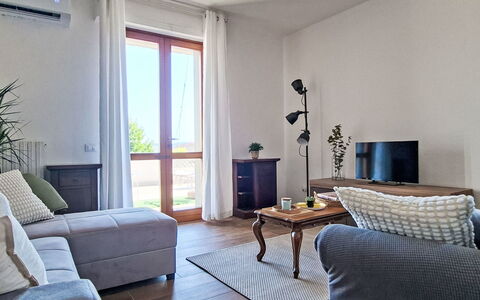 Le 3 Viste: Furniture, Interior Design, Flooring, Floor, Wood, Room, Couch, Living Room, Wood Flooring, Lighting