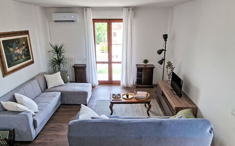 Le 3 Viste: Furniture, Interior Design, Flooring, Couch, Wood, Floor, Living Room, Room, Table, Lighting