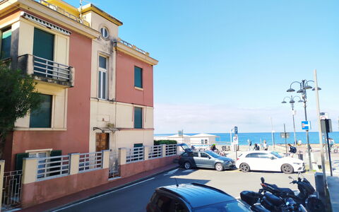 La Riva - Levanto: Town, Apartment, Family Car, Balcony, Luxury Vehicle, Mid-Size Car, City Car, Parking