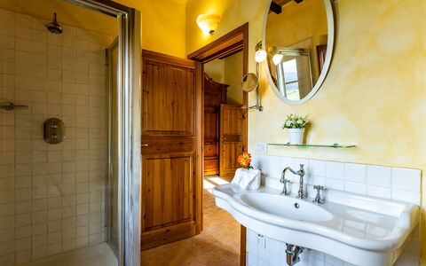 Il Poderuccio 17: Plumbing Fixture, Bathroom, Interior Design, Bathroom Sink, Wood, Flooring, Tap, Floor, Plumbing, Sink