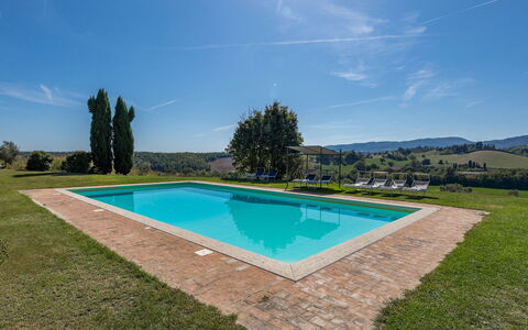 Il Poderuccio 17: Blue, Swimming Pool, Estate, Farmhouse, Landscaping, Lawn, Hacienda, Shade, Villa, Yard