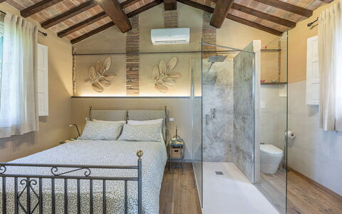 Casa Ciculino 8: Furniture, Interior Design, Floor, Bed, Flooring, Bedroom, Wall, Wood, Ceiling, Home