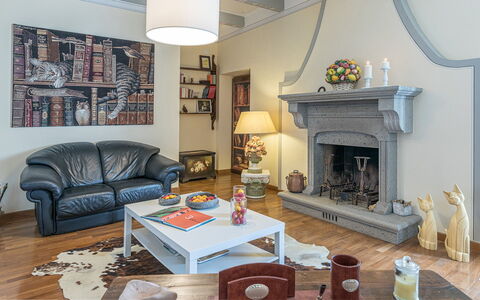Casa Ciculino 8: Furniture, Interior Design, Flooring, Couch, Wall, Floor, Living Room, Wood, Room, Table