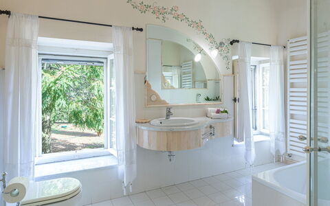 Casa Ciculino 8: Interior Design, Furniture, Flooring, Floor, Plumbing Fixture, Ceiling, Bathroom, Lighting, Home, Room