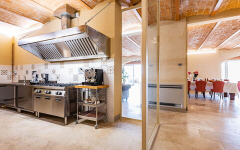 Il Poggiarellone 14: Interior Design, Furniture, Flooring, Wood, Ceiling, Kitchen, Lighting, Floor, Countertop, Chair