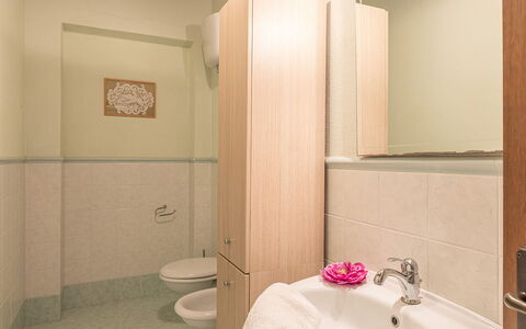 Il Fitto 10: Bathroom Sink, Plumbing Fixture, Flooring, Bathroom, Floor, Sink, Interior Design, Tap, Plumbing, Room