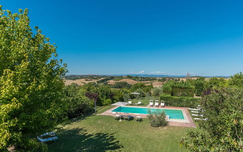 Finestra su Siena 16: Blue, Tree, Natural Environment, Landscape, Plain, Grassland, Land Lot, Rural Area, Meadow, Lawn