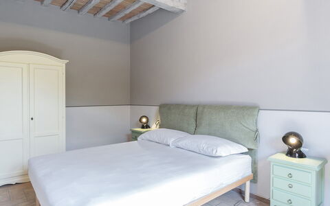 Finestra su Siena 16: Furniture, Bedroom, Bed, Interior Design, Wood, Bedding, Bed Sheet, Floor, Flooring, Lighting