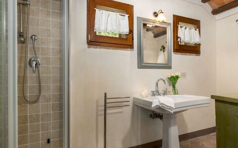 Podere Madonna di Mezzo 6: Interior Design, Plumbing Fixture, Bathroom, Bathroom Sink, Sink, Flooring, Floor, Ceiling, Tap, Furniture