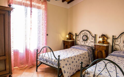 Vinciluna 4: Bedroom, Furniture, Interior Design, Bed, Flooring, Bed Sheet, Bedding, Floor, Bed Frame, Linens