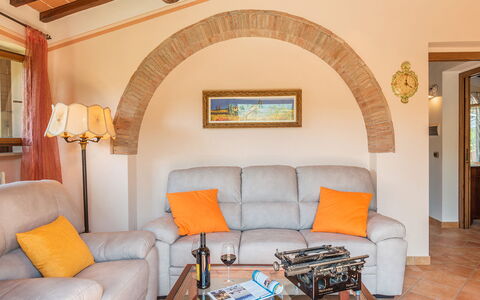Vinciluna 4: Furniture, Interior Design, Wall, Wood, Couch, Home, Flooring, Room, Floor, Living Room