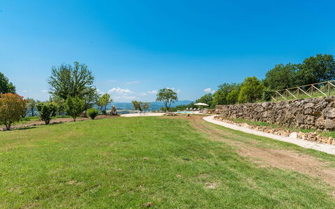 Santa Illuminata 12: Sky, Blue, Tree, Natural Landscape, Landscape, Plain, Garden, Landscaping, Park, Lawn