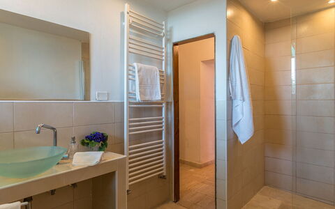 Casale Rasa 20+2: Flooring, Wall, Floor, Interior Design, Bathroom, Plumbing Fixture, Lighting, Plumbing, Ceiling, Tap