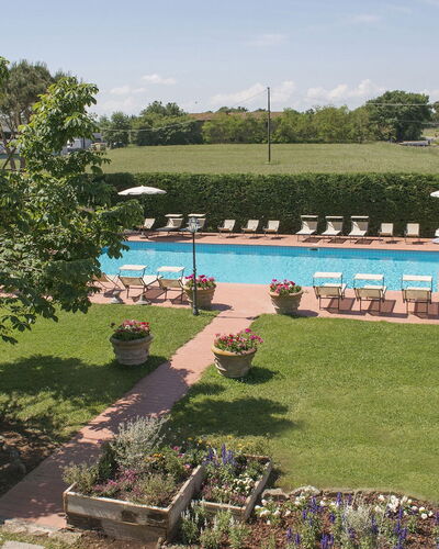 Le Caselle 26: Shrub, Swimming Pool, Resort, Garden, Leisure, Estate, Eco Hotel, Shade, Landscaping, Hacienda