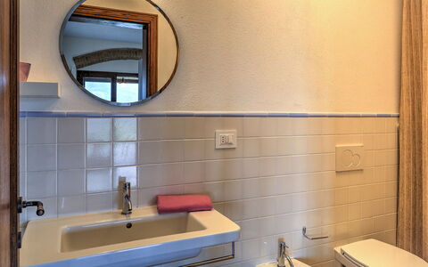 La Casa di Elsa 6: Bathroom Sink, Plumbing Fixture, Bathroom, Flooring, Interior Design, Sink, Floor, Tap, Mirror, Plumbing