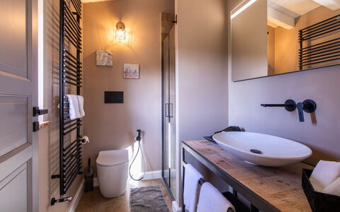 Cottage Violapo 6+2: Interior Design, Plumbing Fixture, Wall, Bathroom, Flooring, Floor, Wood, Furniture, Tap, Room