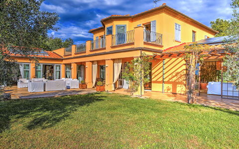 Villa le Cave 12: Blue, Residential Area, Estate, Home, Swimming Pool, Mansion, Eco Hotel, Hacienda, Villa, Farmhouse