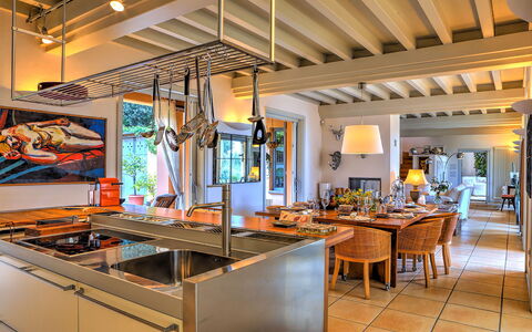 Villa le Cave 12: Interior Design, Furniture, Ceiling, Lighting, Kitchen, Flooring, Countertop, Chair, Kitchen & Dining Room Table, Light Fixture