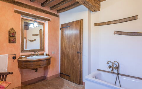 Podere le Corone 14: Plumbing Fixture, Plumbing, Hardwood, Tap, Wood Stain, Plank, Hotel, Bathroom