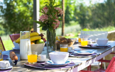 La Vecchia Pieve 8: Tableware, Furniture, Serveware, Table, Drinkware, Dishware, Plate, Food, Dinnerware Set, Chair