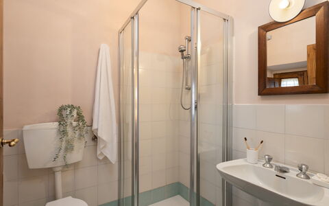 Cosciano 12: Bathroom, Plumbing Fixture, Bathroom Sink, Wall, Interior Design, Flooring, Floor, Sink, Tap, Mirror