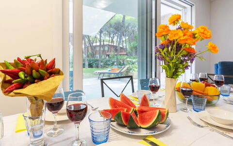La Villa in Pineta 10: Furniture, Tableware, Table, Fruit, Interior Design, Serveware, Chair, Dishware, Food, Breakfast