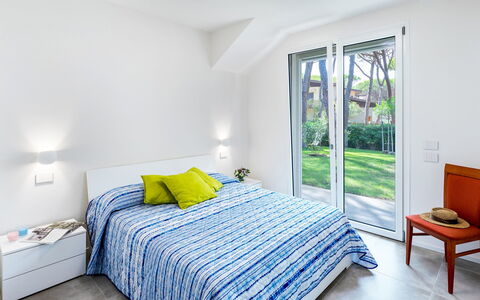 La Villa in Pineta 10: Interior Design, Flooring, Furniture, Floor, Home, Ceiling, Bed, Room, Bedroom, Apartment