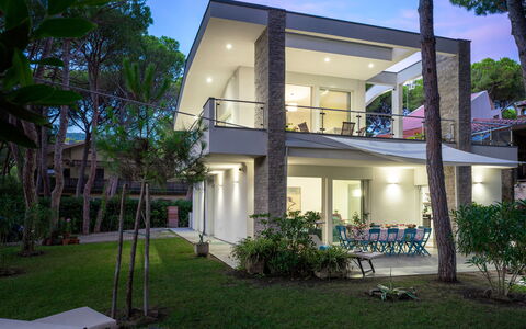 La Villa in Pineta 10: Shade, Porch, Estate, Resort, Villa, Hacienda, Balcony, Eco Hotel, Outdoor Structure