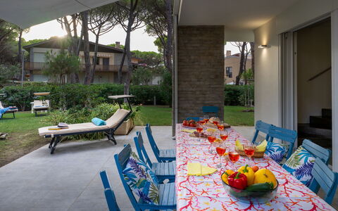 La Villa in Pineta 10: Furniture, Outdoor Furniture, Chair, Shade, Garden, Leisure, Backyard, Outdoor Table, Yard, Resort