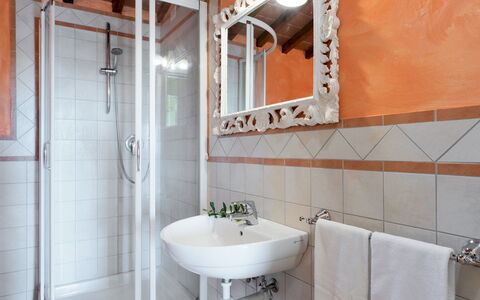 Gli Spilocchi 16: Interior Design, Flooring, Plumbing Fixture, Furniture, Floor, Lighting, Bathroom, Room, Ceiling, Tap