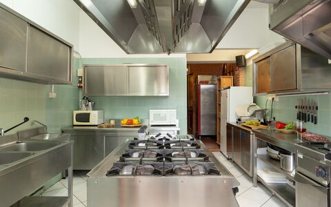 Valleverde 28+2: Kitchen, Kitchen Appliance, Countertop, Major Appliance, Kitchen Stove, Stove, Ceiling, Lighting, Gas Stove, Food