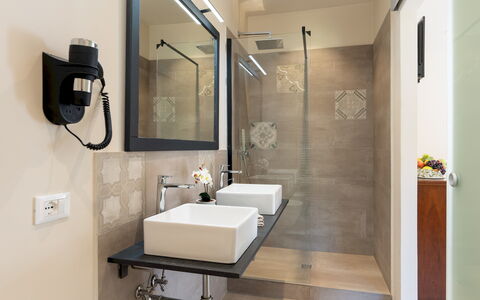 Valleverde 28+2: Interior Design, Plumbing Fixture, Bathroom, Flooring, Wall, Sink, Mirror, Floor, Bathroom Sink, Tap