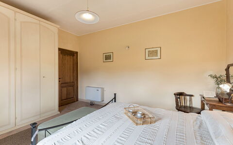 Casa Pippin 8: Bed, Furniture, Interior Design, Bedroom, Wall, Flooring, Floor, Wood, Ceiling, Bed Sheet