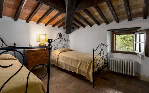 Castellare in Poggio 10: Wall, Bedroom, Bed, Bed Frame, Bedding, Bed Sheet, Lamp, Linens, Villa, Hotel