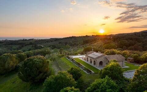 Villa la Casina 4: Sky, Grass, Landscape, Plain, Cloud, Land Lot, Rural Area, Estate, Farmhouse