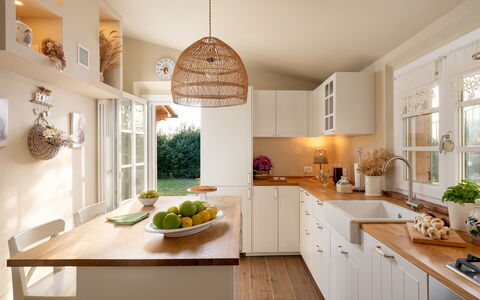 Villino Ariachiara 6: Furniture, Interior Design, Countertop, Kitchen, Cabinetry, Flooring, Home, Flowerpot, Tableware, Lighting