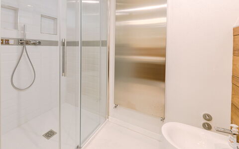 Villa la Perla Bianca 10: Bathroom, Flooring, Floor, Interior Design, Plumbing Fixture, Wall, Wood, Plumbing, Room, Shower