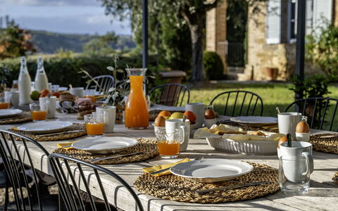 Podere Vernine di Sotto 14: Tableware, Serveware, Table, Food, Furniture, Dishware, Drinkware, Plate