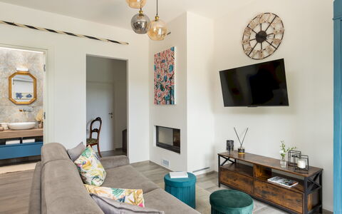 Cottage Dolcevista 4+2: Furniture, Interior Design, Wall, Flooring, Room, Couch, Floor, Living Room, Wood, Ceiling