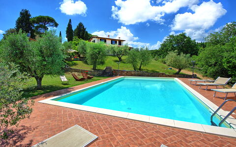 Villa Ulivi: Cloud, Sky, Water, Property, Plant, Swimming Pool, Azure, Rectangle, Tree, Grass