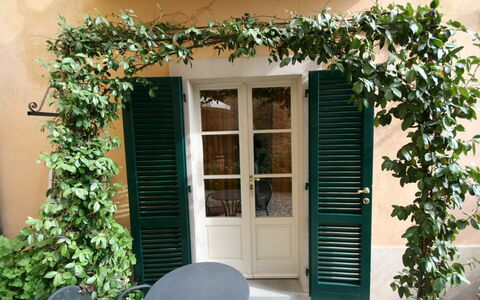 Santo Agostino: Property, Home, House, Building, Window, Real Estate, Door, Architecture, Facade, Tree